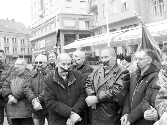 Učesnici antisrpskog skupa na Trgu bana Јelačića - Foto: RTS