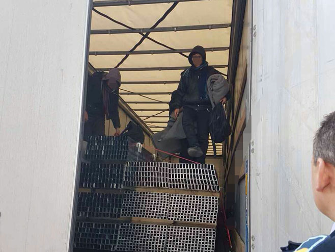 Rača:Migranti u kamionu bugarskog prevoznika - Foto: SRNA