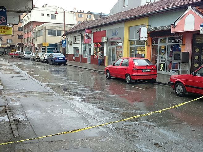 Bijeljina - zatvorena ulica zbog otpadanja fasade - Foto: SRNA