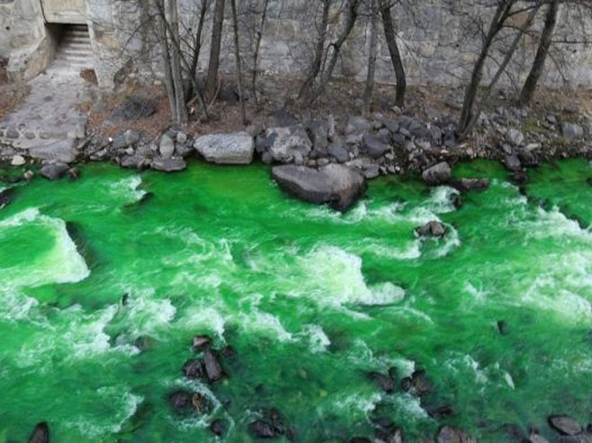 Andora: Ofarbali rijeku u boju smaragda (Foto: Twitter) - 