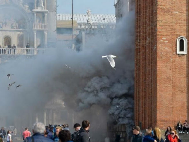Dimne bombe izazvale paniku u Veneciji - Foto: AP
