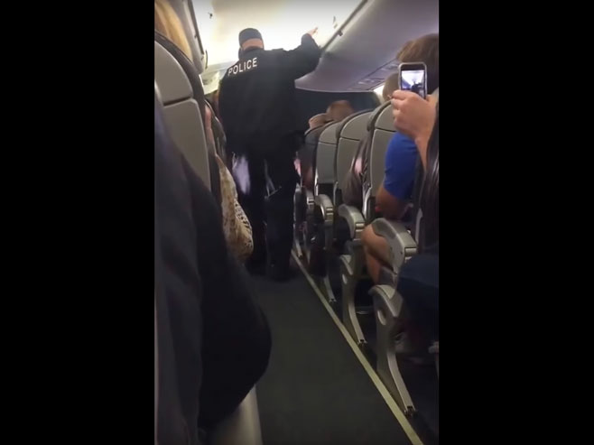 Putnik nasilno izvučen iz prebukiranog aviona - Foto: Screenshot/YouTube