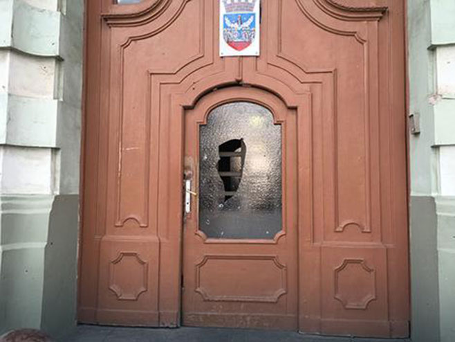 Razbijena ulazna vrata  Gradske  kuće u Zrenjaninu (foto:RAS Srbija) - 