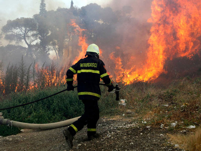 Požar, vatrogasci - Foto: nezavisne novine