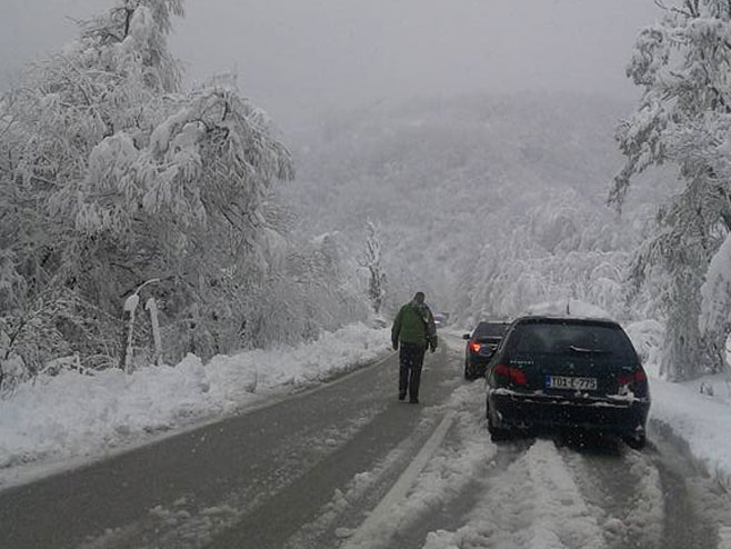 Snijeg na putu - Foto: RTV Slobomir