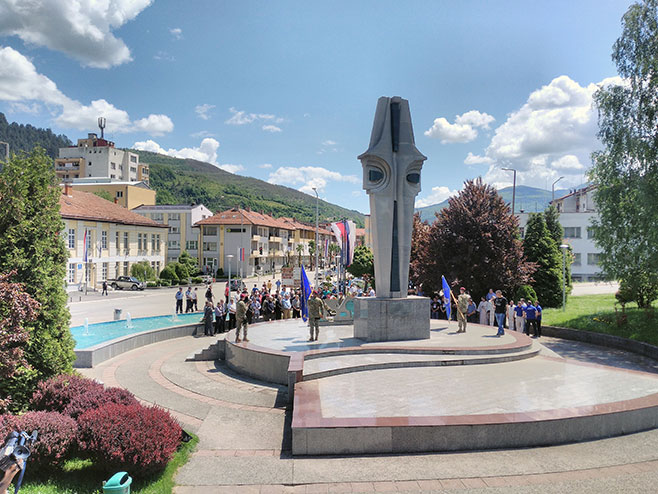 Foča:Spomenik poginulim borcima i civilima - Foto: SRNA