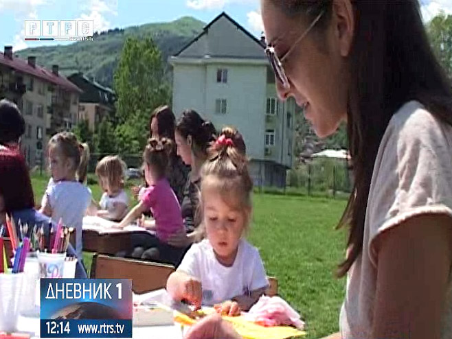 Mališani u Foči sa roditeljima obilježili Međunarodni dan porodice - Foto: RTRS