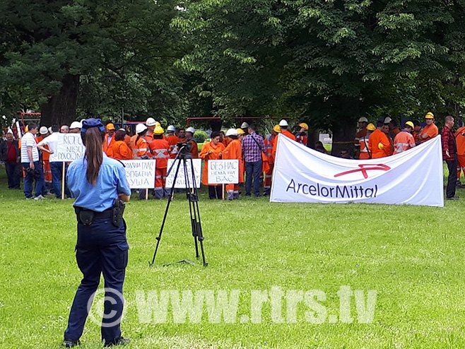 Radnici Mitala u parku "Mladen Stojanović" - Foto: RTRS