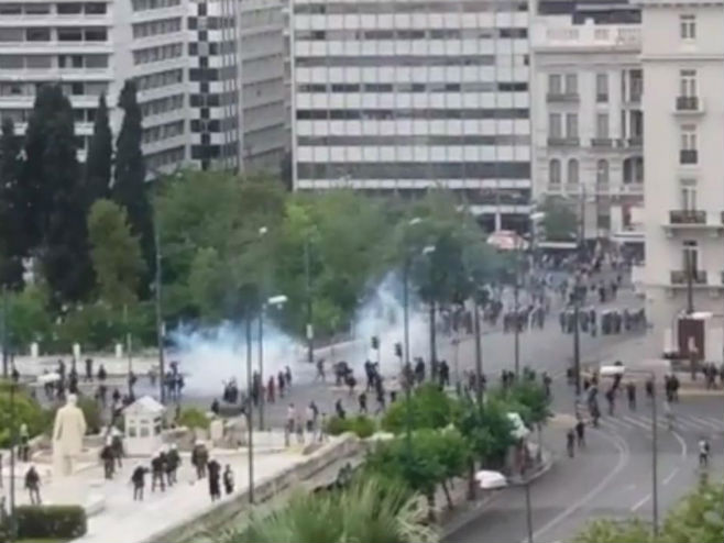 Policija ispalila suzavac na demonstrante u Atini - Foto: Screenshot