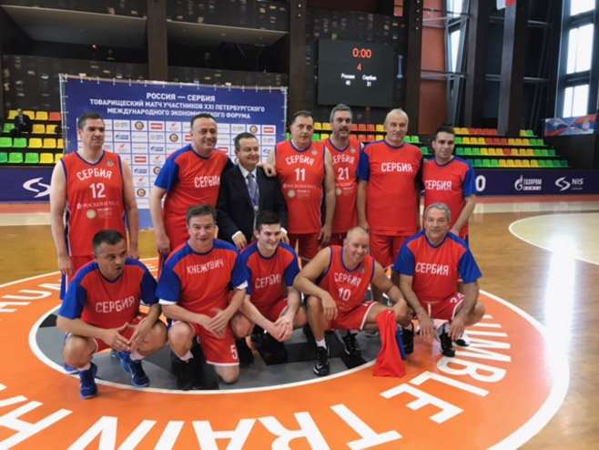 Dodik sa ekipom košarkaša veterana "Srbije" - Foto: SRNA