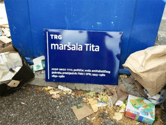 Desničari skinuli ploču s Trga maršala Tita i bacili je u smeće (Foto: Index / Facebook) - 