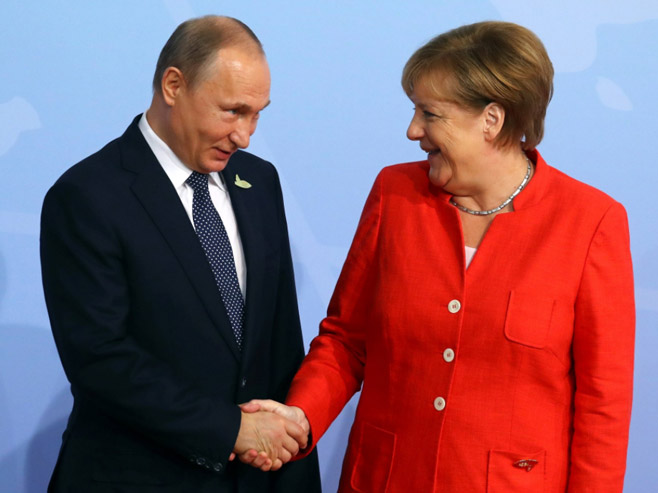 Vladimir Putin i Angela Merkel (Foto: Twitter/@sputnik_TR) - 