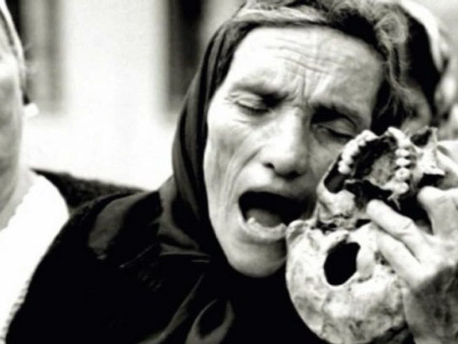 Slika srpske majke sa lobanjom sina - Foto: RTRS
