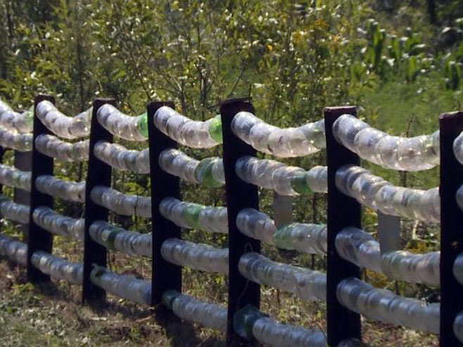 Ograda od plastičnih flaša - Foto: RTRS