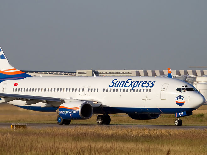 Njemački "boing 737" SanEkspres, prinudno sletio u Beograd (Foto: Florian Kondziela) - 