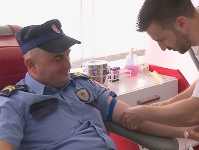 Policajci daruju krv - Foto: RTRS
