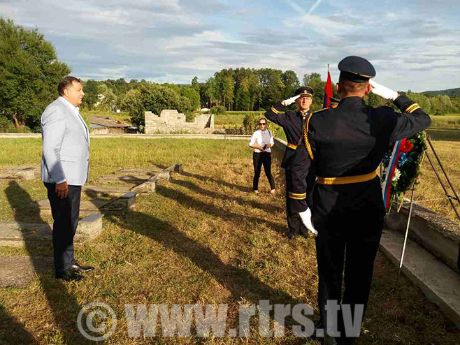 Dodik polaže vijence na partizanskom groblju - Foto: RTRS