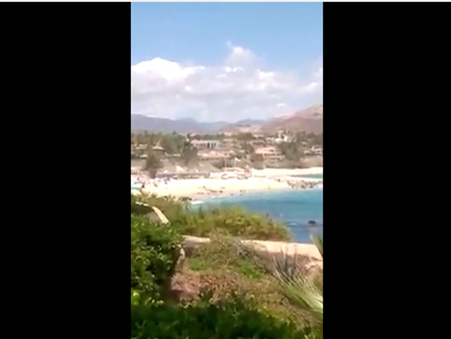 Muškarac pusao po plažiu Meksiku, troje mrtvih - Foto: Screenshot/YouTube