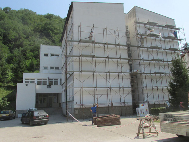 Radovi na zgradi Srednjoškolskog centra u Srebrenici - Foto: SRNA