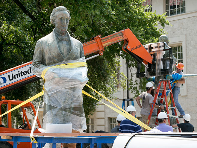 Uklanjanje statua konfederacije iz parka Univerziteta u Ostinu (Foto: AY JANNER / AMERICAN-STATESMAN) - 
