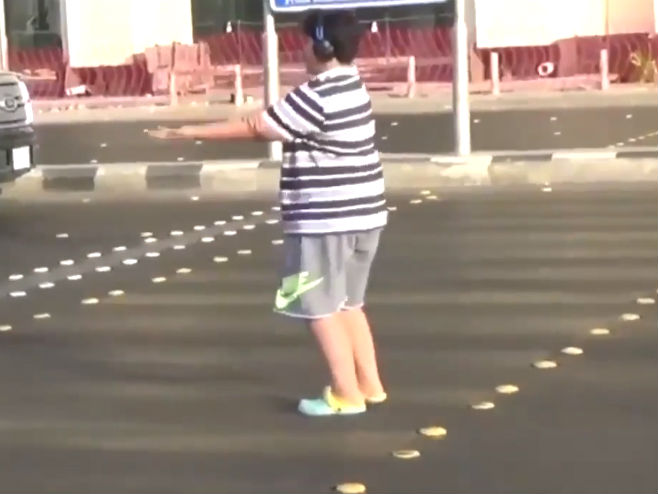 S. Arabija- dječak na ulici pleše uz "Makarenu" - Foto: Screenshot/YouTube