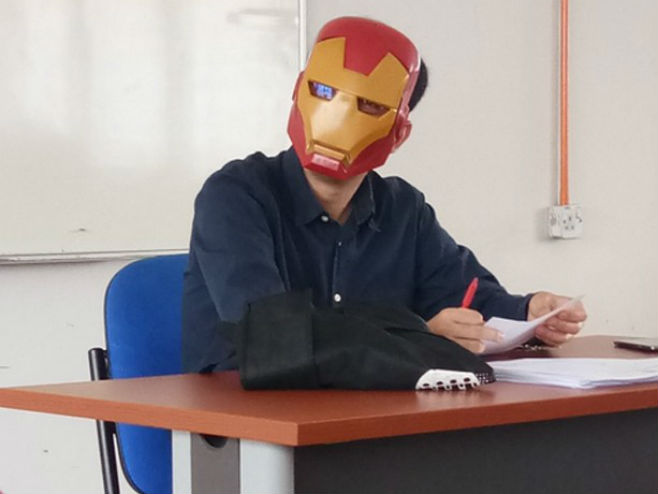 Profesor s maskom (Foto: Twitter) - 