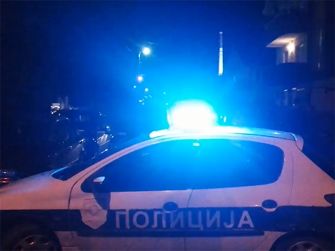 Izrešetan Aleksandar Mikić ispred svoga stana - Foto: Screenshot/YouTube