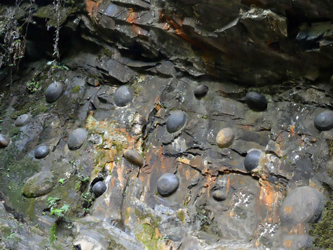 Kina: Stijena koja svakih 30 godina "snese jaje" (Foto: AsiaWire) - 