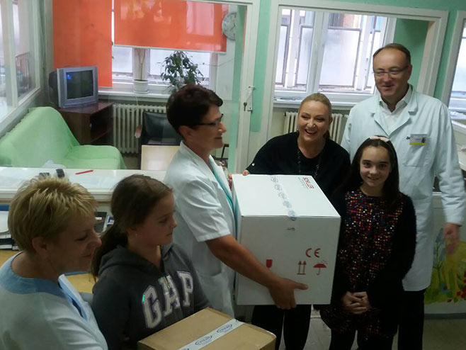 Uručenje donacije za Dječije odjeljenje ЈZU Bolnicu Zvornik - Foto: RTRS