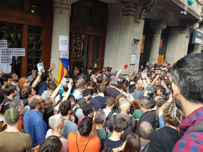 Demonstranati ispred zgrade odjeljenja za ekonomiju u Barseloni (Foto: RICARD FADRIQUE) - 
