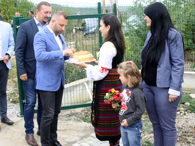 Ministar za zajednice i povratak u privremenoj Vladi samoproglašenog Kosova Dalibor Јevtić otvorio je danas Omladinski centar u Osojanu - Foto: SRNA