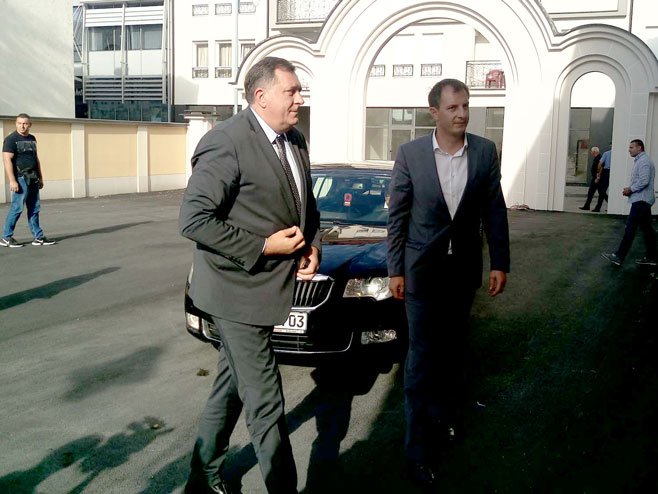 Dodik ispred Vladičanskog dvora u Bijeljini - Foto: SRNA