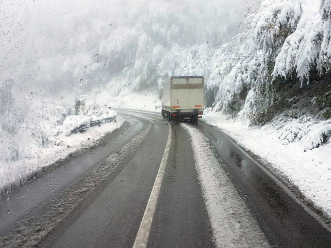 Snijeg usporava saobraćaj preko Rogoja - Foto: SRNA