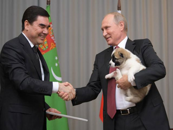Vladimir Putin dobio neodoljivo štene za 65. rođendan - Foto: AP