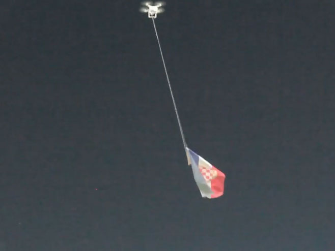 Dron nosi zastavu Herce - Bosne - Foto: Screenshot/YouTube