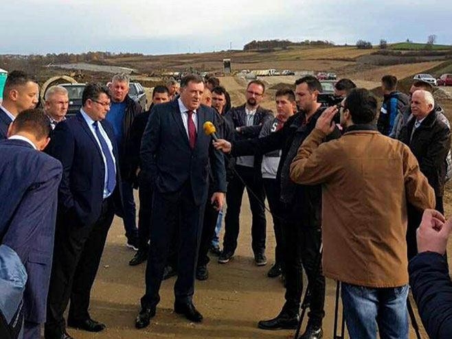 Dodik u obilasku radova na izgradnju autoputa "9.januar" u mjestu Hrvaćani - Foto: Facebook