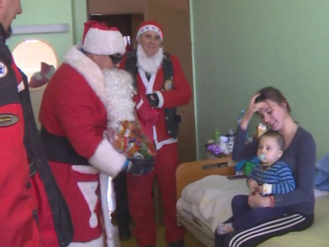 Djeda Mrazovi u Prijedoru - Foto: RTRS