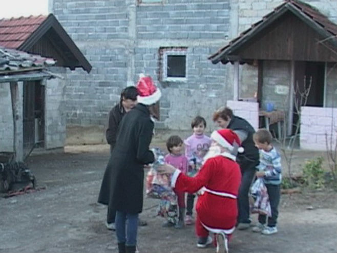Dobojski gimnazijalci posjetili porodicu Spasojević - Foto: RTRS