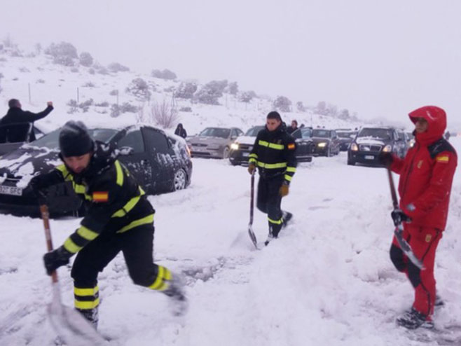 Stotine vozila zarobljene u snijegu u sjevernim i centralnim djelovima Španije - Foto: RTS