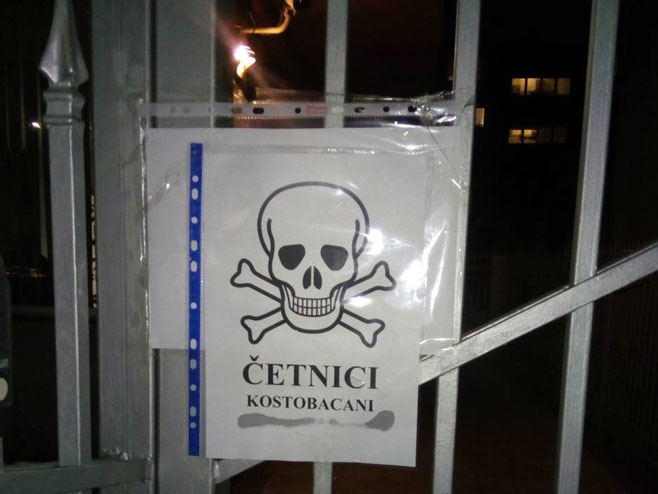Plakat sa mrtvačkom glavom na zgradi Ambasade Srbije u Sarajevu - Foto: SRNA
