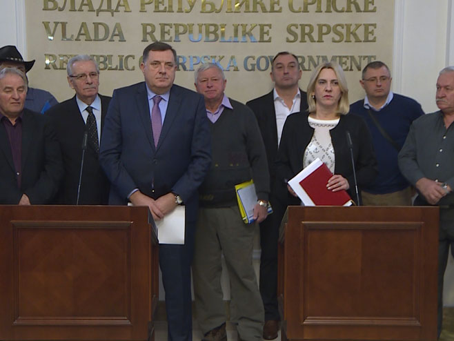 Dodik i Cvijanovićeva sa predstavnicima Udrženja poljoprivrednika - Foto: RTRS