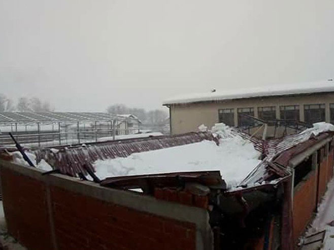 Snijeg u Bihaću srušio krov školske sale - Foto: klix.ba
