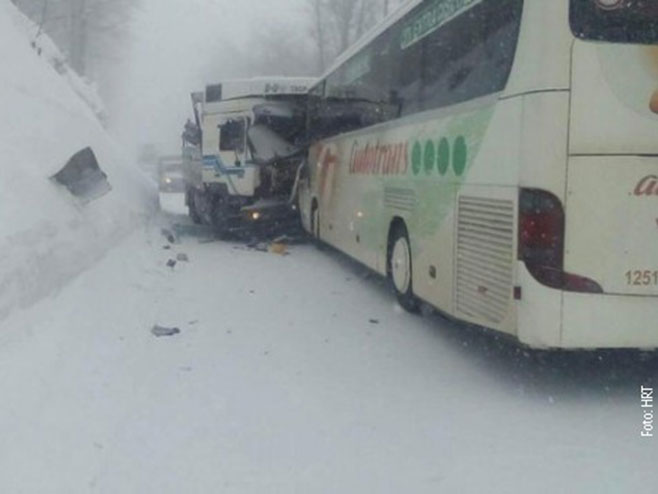 Sudar autobusa i kamiona u Gorskom kotaru - 
