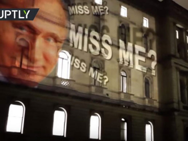 Nasmijani Putin na zgradi britanskog ministarstva: Nedostajao sam vam? - Foto: Screenshot/YouTube