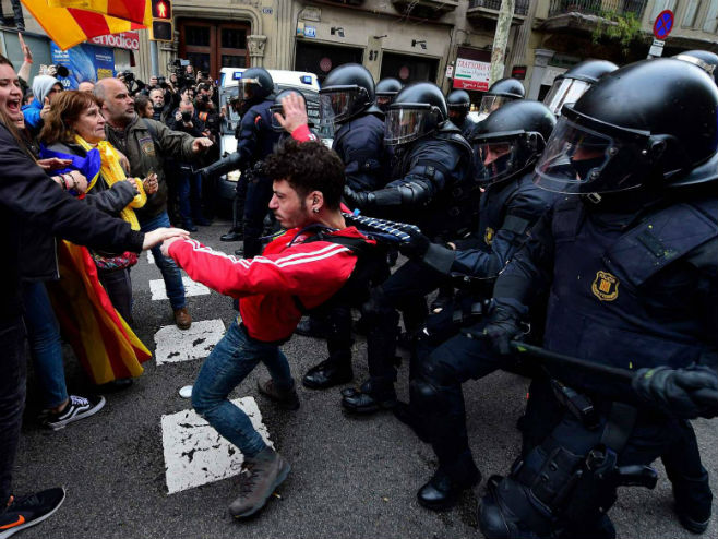 Sukob demonstranata i policije zbog hapšenja Puđdemona - Foto: AFP