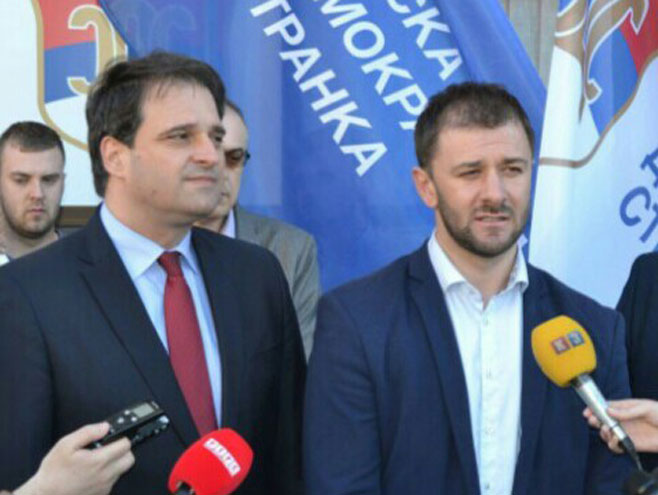 Predsjednik SDS sa sinom Srđana Kneževića - Foto: RTRS