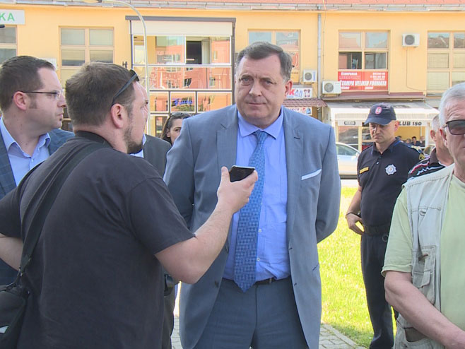 Dodik podržao okupljene ispred Okružnog tužilaštva - Foto: RTRS