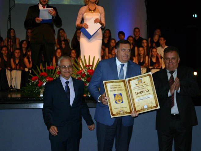 Dodik primio Povelju počasnog građanina Gradiške - Foto: RTRS