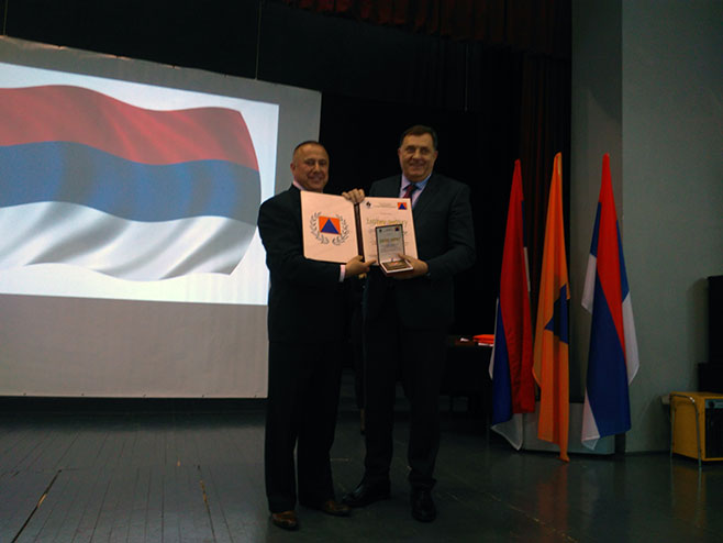 Foča: Civilna zaštita - zlatna značka uručena predsjedniku Dodiku - Foto: SRNA