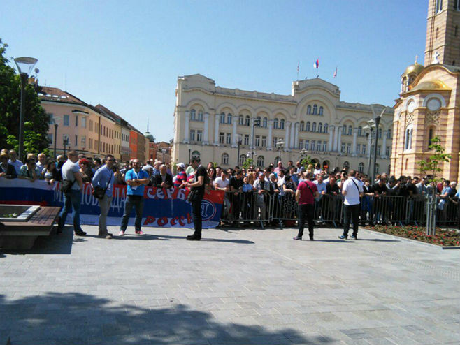 Banjalučani dočekali rusku delegaciju ispred Palate predsjednika (Foto: RAS Srbija) - 